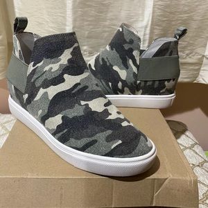 Steve Madden Crushin Green Camo Wedge Sneaker Size 9 with box